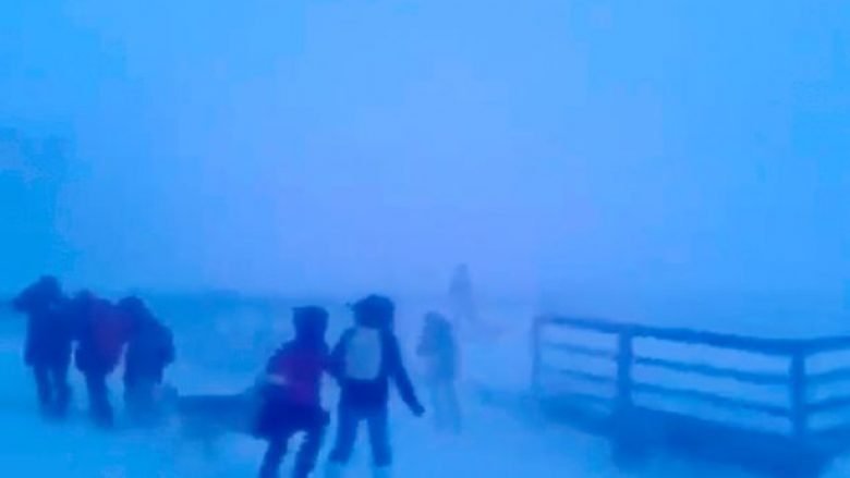 Fëmijët në Siberi detyrohen të shkojnë në shkollë në temperatura ekstreme prej minus 44 gradë Celsius, derisa erërat e forta lëvizin me shpejtësi prej 108 km/h (Foto/Video)