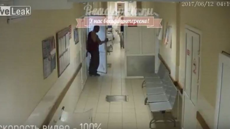 Përplas kokën për muri, dhe për 20 minuta qëndron i larë në gjak në korridorin e spitalit – kamerat e sigurisë kapin momentin rrëqethës (Video, +18)
