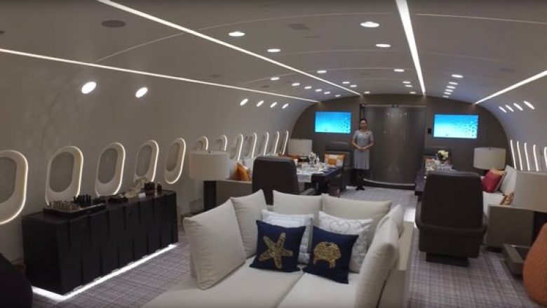 “Hoteli në qiell”: Brenda aeroplanit privat më luksoz në botë (Foto/Video)