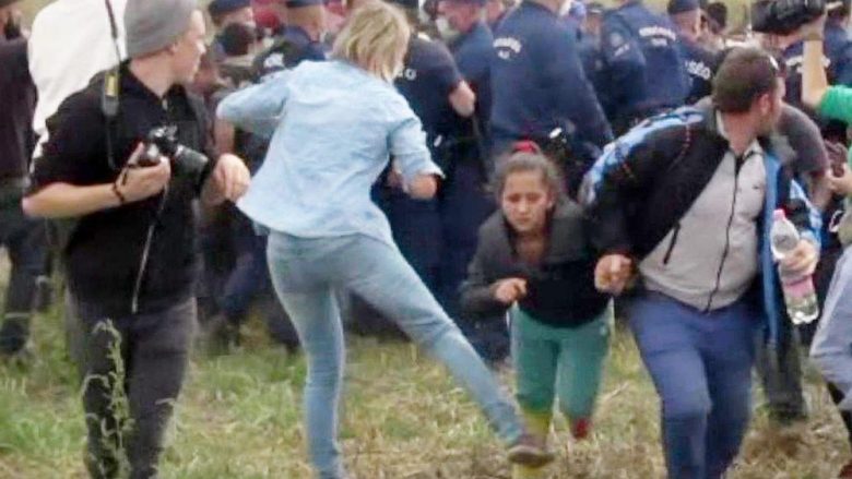 Ju kujtohet gazetarja që shqelmoi dhe rrëzoi emigrantin? Parlamenti hungarez ia ndalon hyrjen pasi fyeu një deputet (Video)