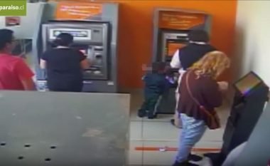 Katërvjeçari tenton t’ia vjedh paratë burrit pranë bankomatit (Video)