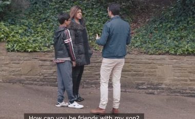 Eksperiment social: Qytetarët reagojnë në mënyra të ndryshme, kur personi i panjohur u afrohet dhe kërkon të shoqërohet me fëmijët e tyre (Video)