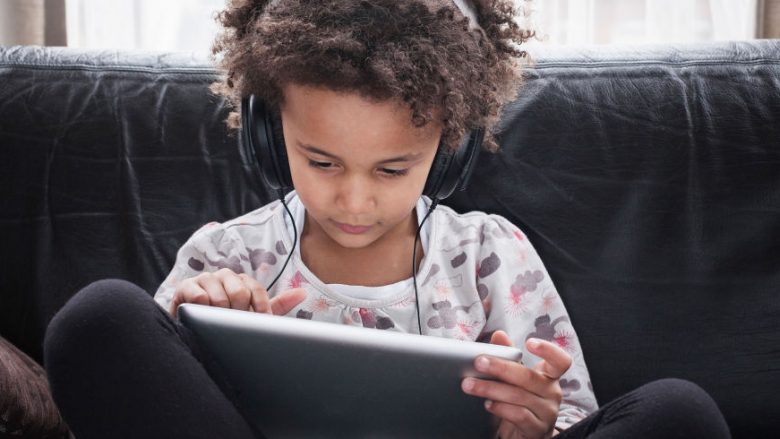 Mos i lejoni fëmijët të qëndrojnë para ekranit më gjatë se 90 minuta në ditë