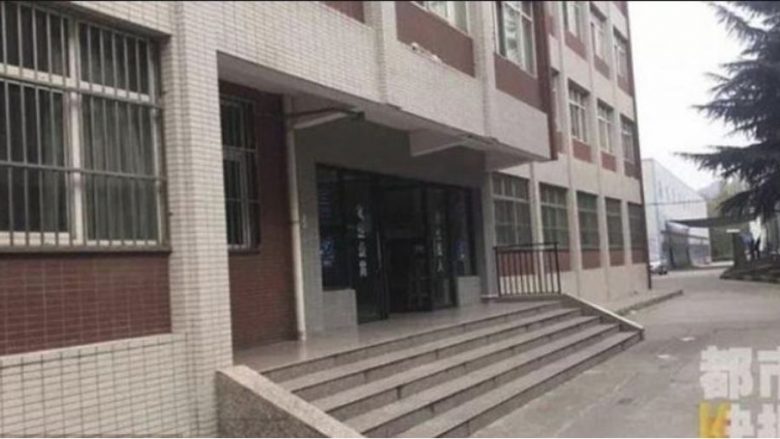 Studentja lind fëmijën dhe e hedh nga dritarja (Foto)