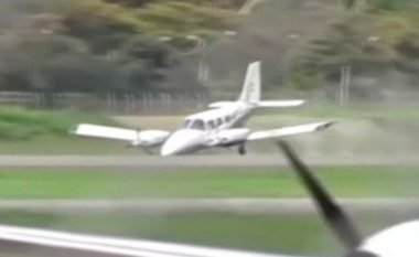 Aeroplanit nuk i hapen rrotat gjatë aterrimit, piloti shfrytëzon hundën e fluturakes për të zbritur sigurt në pistë (Video)