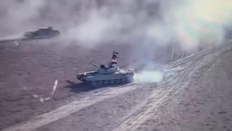 Kamikazët me veturën e blinduar të mbushur me eksploziv deshën t’ju afrohen tankeve, e pësojnë keq duke u bërë shkrumb e hi (Video, +18)
