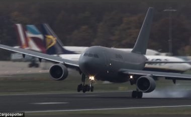Aeroplani transportues ushtarak mezi arrin të aterroi në pistë për shkak erërave të forta (Video)