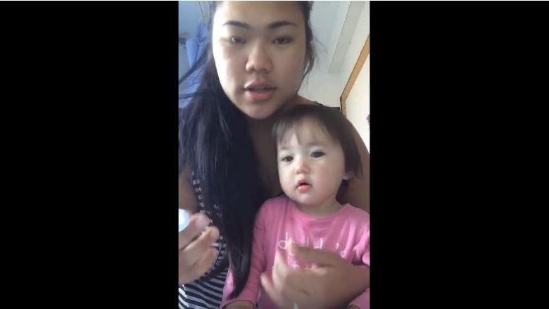 Nëna tregon metodën për pastrimin e hundëve të fëmijës, shikuesit të ndarë për efektet (Video)