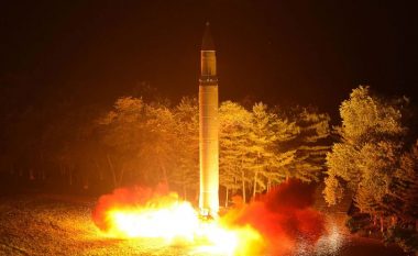 Koreja e Veriut lanson edhe një me raketë balistike