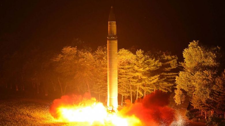 Koreja e Veriut lanson edhe një me raketë balistike