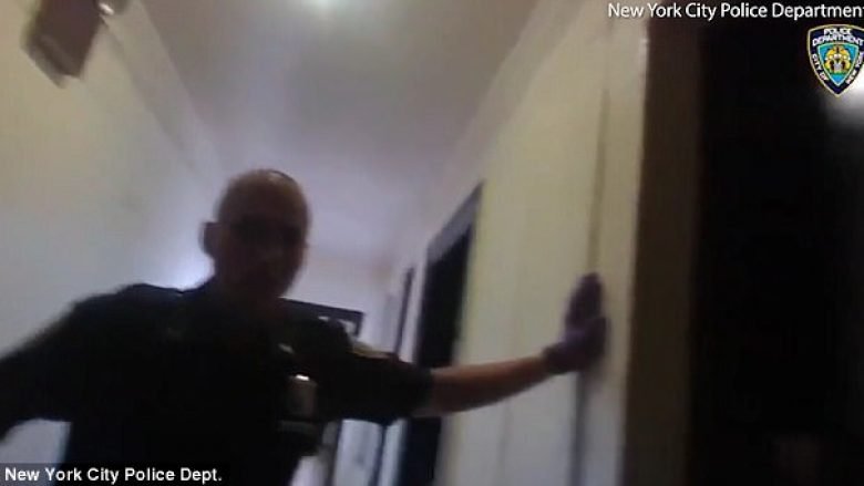 I vërsulet policisë me thika, ata e qëllojnë në këmbë (Video, +18)