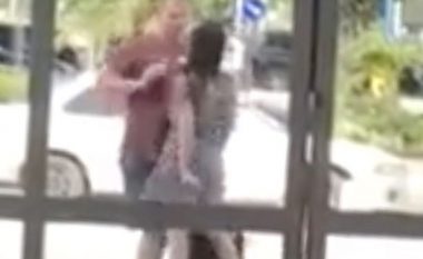 Kthehen nga pushimet, çifti i jep fund lidhjes duke u rrahur në aeroport (Video, +16)