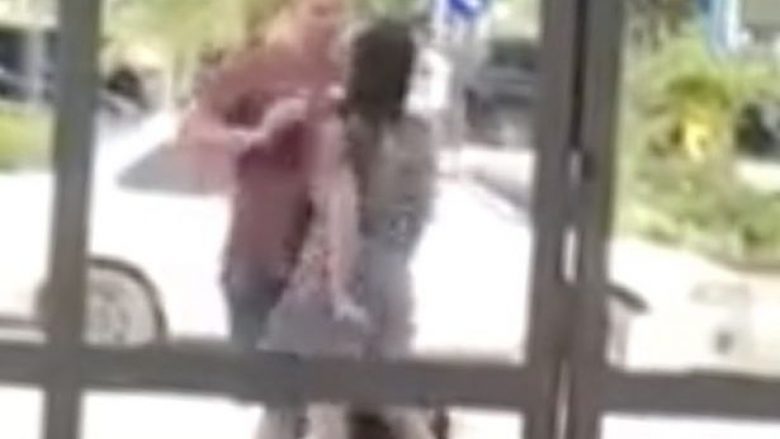 Kthehen nga pushimet, çifti i jep fund lidhjes duke u rrahur në aeroport (Video, +16)