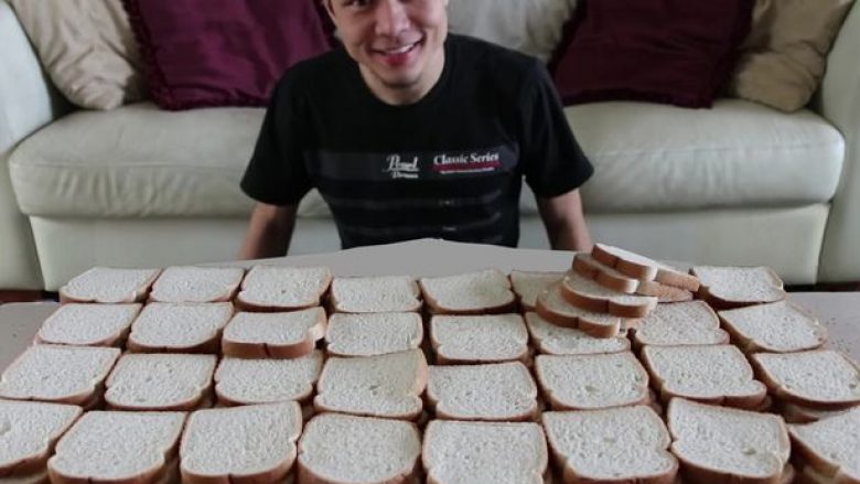 Për 39 sekonda arrin të hajë 100 rriska bukë (Video)