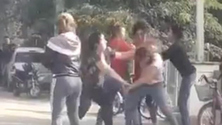 Grushta, shqelma e shkulje flokësh, nënat rrahen para një shkolle (Video, +18)