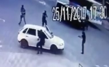 Policia qëllon për vdekje dy persona dhe pengun e tyre, për të fshehur gabimin ndryshojnë provat në skenën e krimit që të duket si vetëmbrojtje (Video, +18)