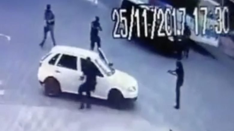 Policia qëllon për vdekje dy persona dhe pengun e tyre, për të fshehur gabimin ndryshojnë provat në skenën e krimit që të duket si vetëmbrojtje (Video, +18)