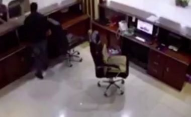 Pjesëtari i sigurimit të hotelit, qëllon aksidentalisht me pushkë automatike recepsionistin (Video, +18)