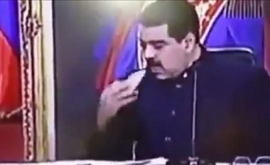 Presidenti i Venezuelës harron që ishte në transmetim të drejtpërdrejtë, kafshon sandviçin derisa po qëndronte para kamerave (Video)