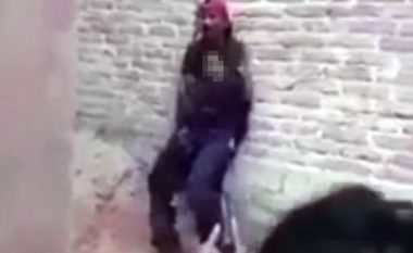 Babai i droguar i vë thikën në fyt bijës së tij, derisa dhjetëra policë përreth i kishin drejtuar revolet kah ai (Video)