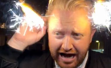 Festonte me fishekzjarrë në kokë, për pak sa nuk mbeti pa flokë (Video)