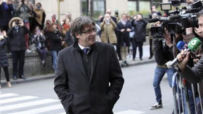 ​Madridi lëshon urdhër arresti për Carles Puigdemont