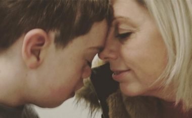Instagrami shlyen imazhin e nënës më të birin e saj të sëmurë, pas reagimeve të shumta ia rikthejnë në profil (Foto, +18)