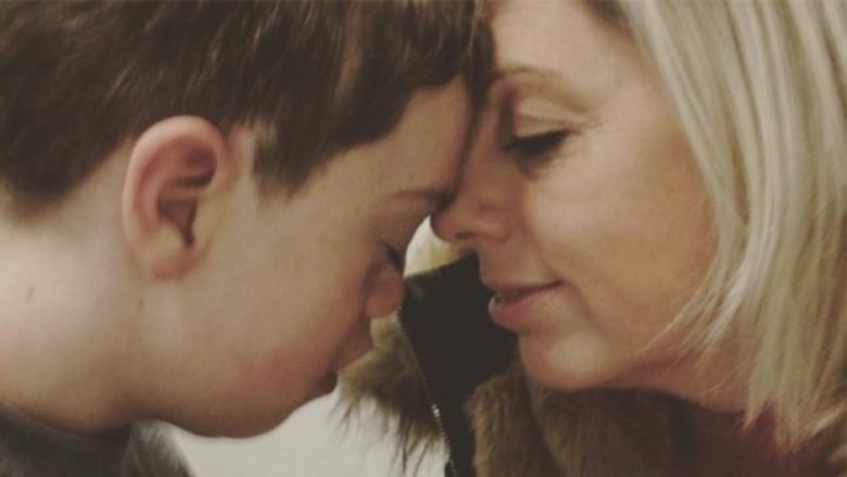 Instagrami shlyen imazhin e nënës më të birin e saj të sëmurë, pas reagimeve të shumta ia rikthejnë në profil (Foto, +18)