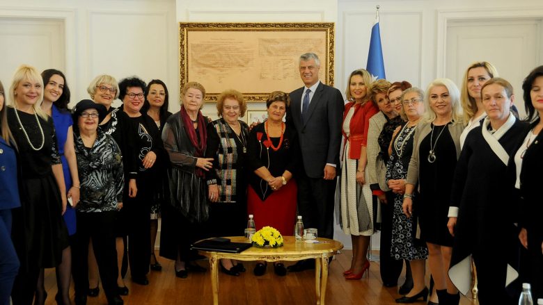 Thaçi dekoron Tinka Kurtin, Margarita Xhepën dhe Zenepe Lukën me Medalje Presidenciale të Meritave