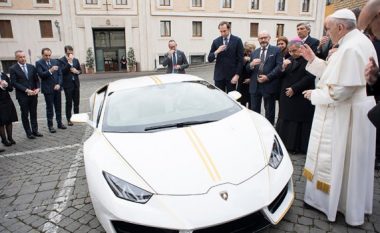 Papa Françeskut i dhurojnë Lamborghini të ri me shirit të artë, ai e nxjerr në ankand dhe paratë e mbledhura nga shitja i dedikon për qëllime bamirëse (Foto/Video)