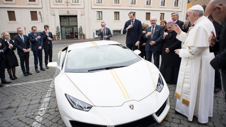 Papa Françeskut i dhurojnë Lamborghini të ri me shirit të artë, ai e nxjerr në ankand dhe paratë e mbledhura nga shitja i dedikon për qëllime bamirëse (Foto/Video)