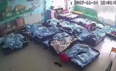Edukatorja kineze filmohet nga kamerat e sigurisë duke tentuar ta “ngufat” vogëlushin, habiten drejtuesit e çerdhes kur i shohin pamjet (Video)