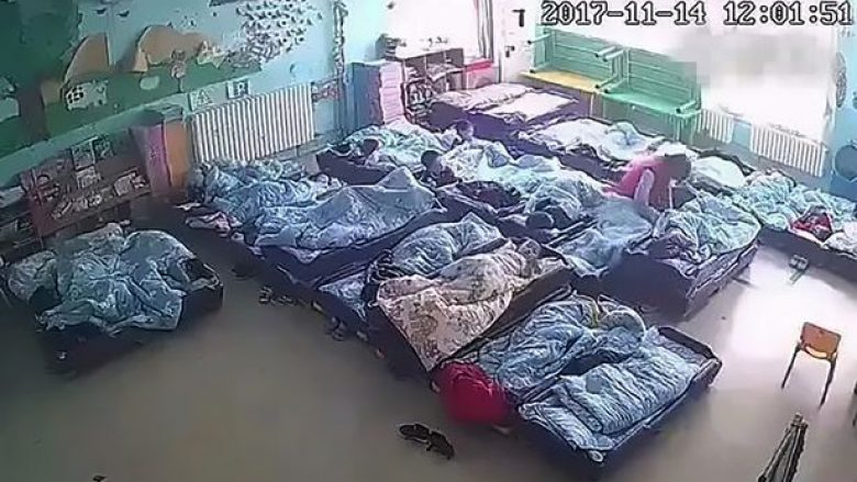 Edukatorja kineze filmohet nga kamerat e sigurisë duke tentuar ta “ngufat” vogëlushin, habiten drejtuesit e çerdhes kur i shohin pamjet (Video)