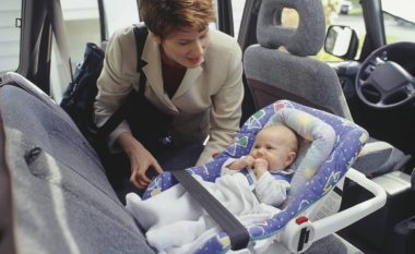 Këto janë pozitat më të sigurta për beben në veturë. A është më e sigurt afër shoferit?