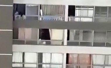 Gruaja bie nga kati i nëntë i ndërtesës, fqinji rrezikon jetën duke ia mbrojtur kokën nga përplasja e drejtpërdrejt në tokë (Video, +18)