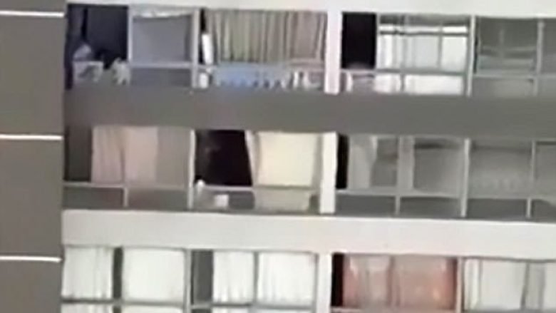 Gruaja bie nga kati i nëntë i ndërtesës, fqinji rrezikon jetën duke ia mbrojtur kokën nga përplasja e drejtpërdrejt në tokë (Video, +18)