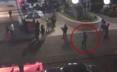 Vrasësi me pagesë qëllon me tre plumba në kokë profesorin në qendër të qytetit, largohet sikur të mos kishte ndodhur asgjë e keqe (Video, +18)