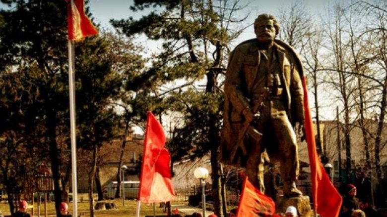 Për festat e nëntorit, Lipjani bëhet me shtatore të heroit Adem Jashari