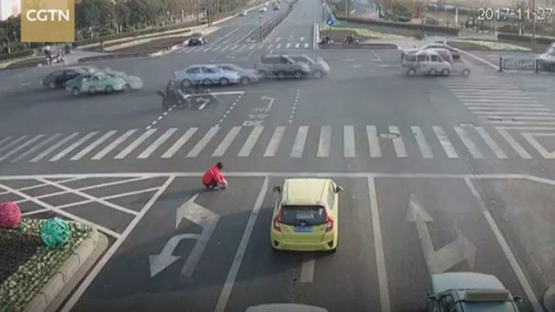 Nervozohet nga trafiku, kinezi i pikturon sipas qejfit shenjat rrugore (Video)