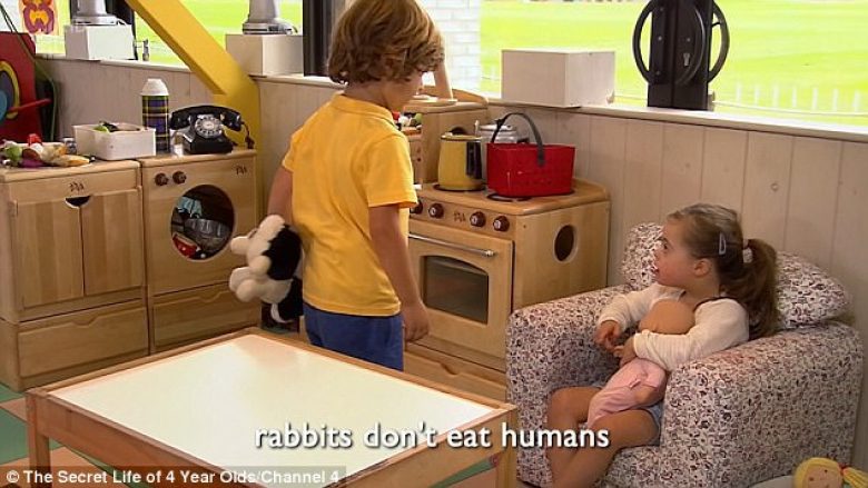 Prekëse: Vogëlushi ndihmon vajzën me sindromën Down ta mposhtë frikën nga lepujt (Video)