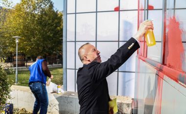 Kryeministri pastron ngjyrën në objektin e qeverisë, bënë thirrje që të mos dëmtohen institucionet (Foto)