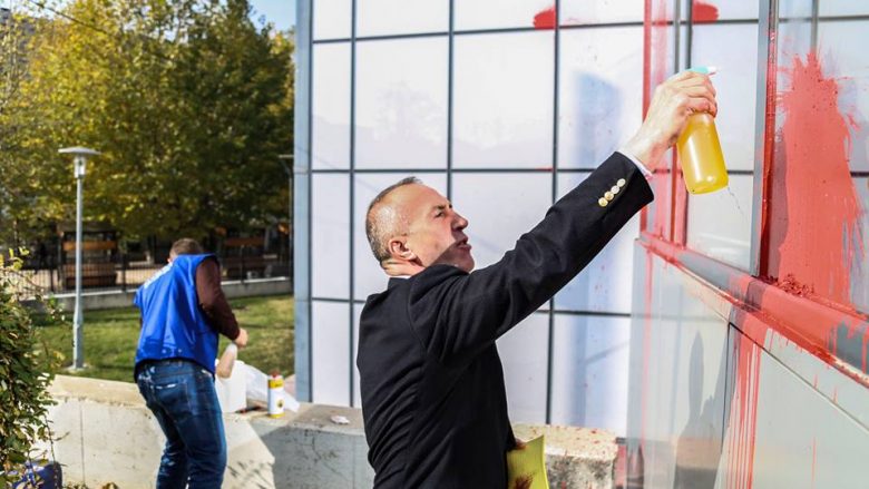 Kryeministri pastron ngjyrën në objektin e qeverisë, bënë thirrje që të mos dëmtohen institucionet (Foto)