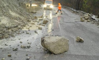 Rrëshqitje gurësh në rrugën Pejë-Kuqishtë, Lekaj apelon për kujdes tek qytetarët