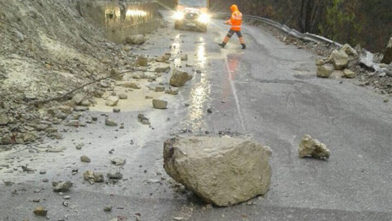 Rrëshqitje gurësh në rrugën Pejë-Kuqishtë, Lekaj apelon për kujdes tek qytetarët