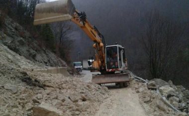 Bllokohet rruga Pejë-Kuçishtë-Bogë, si pasojë e rrëshqitjes së gurëve (Foto)