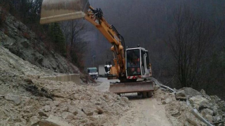 Bllokohet rruga Pejë-Kuçishtë-Bogë, si pasojë e rrëshqitjes së gurëve (Foto)