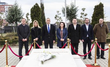 Haradinaj bëri homazhe te shtatorja e Zahir Pajazitit, varri i ish-presidentit Rugova dhe në Kompleksin Memorial “Adem Jashari”