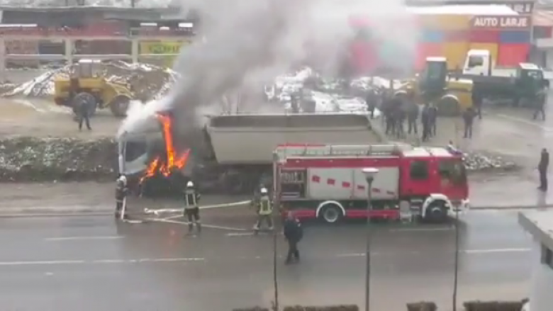 Prishtinë, kamioni përfshihet nga zjarri (Video)