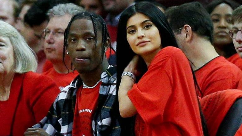 Travis Scott e tradhëton Kylie Jennerin me një 20-vjeçare