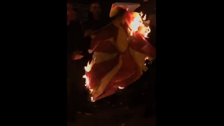 Edhe në Pejë digjet flamuri i Maqedonisë, familjarët e Vali Zekajt dhe disa qytetarë protestuan në shenjë revolte  (Video)